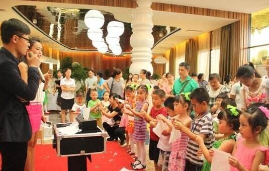 很多官员都是在职博士嘛 很多官员都是在职博士嘛